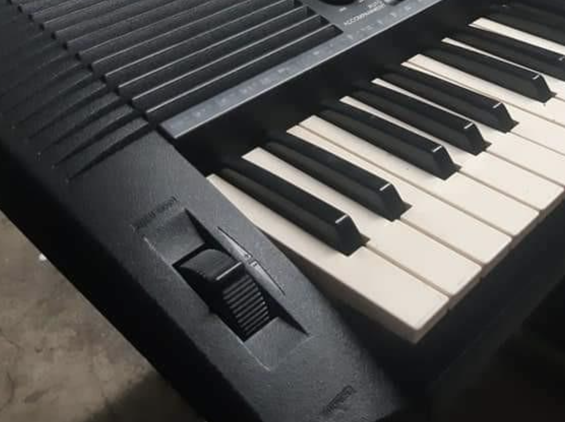 A close of image of the Yamaha PSR-530 pitch bend wheel